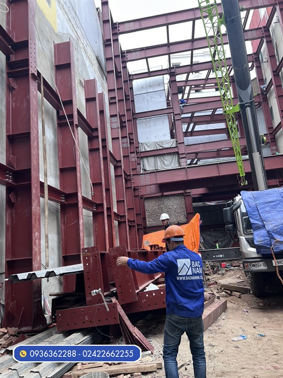 Tháo dỡ công trình nhà khung sắt tại 33 phố Mã Mây, Hoàn Kiếm, Hà Nội